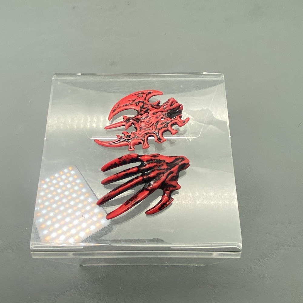 1995 Toy Biz Marvel Spider-Man Carnage Unleashed Red Axe & Hand Accessory Part